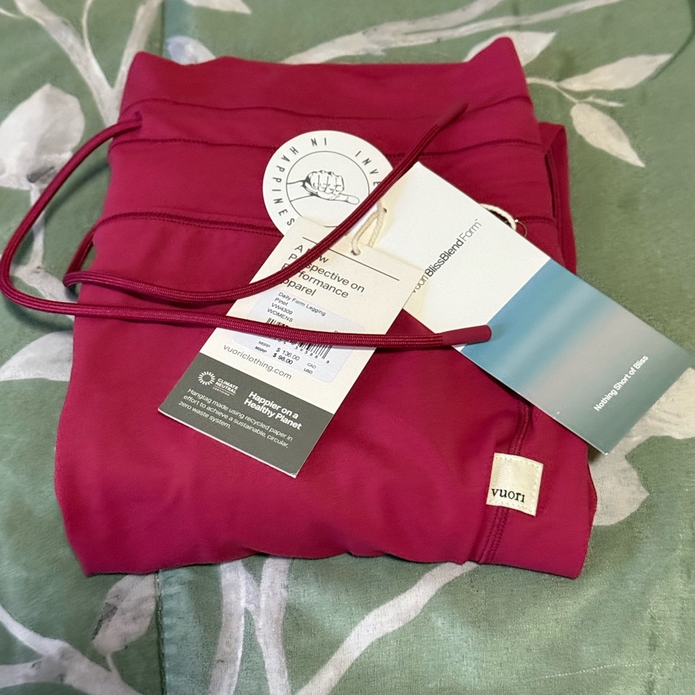 Vuori Women's form leggings in pink.